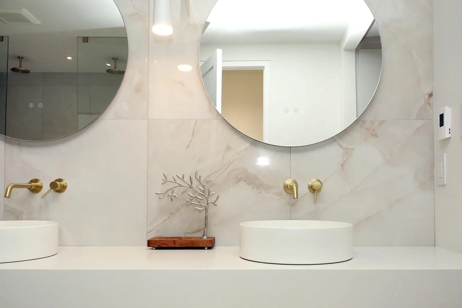 Floating double vanity with marble look backsplash