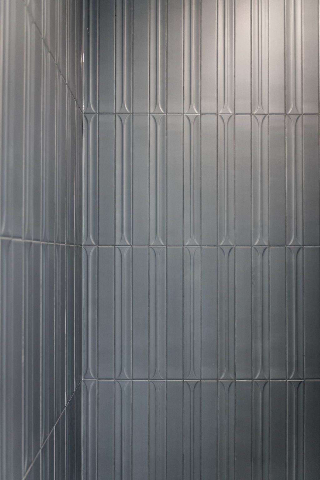 Field of blue-grey vertical stacked tile, a pure tile setting detail.